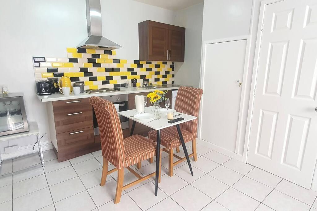 Lister Park Bradford Stylish 1Bed Coach House - Quiet & Tranquil Cottage & Parking エクステリア 写真