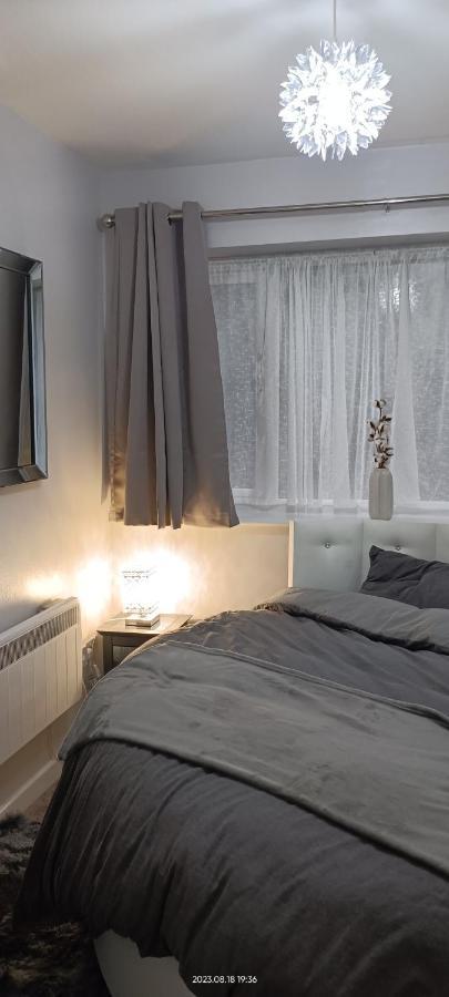 Lister Park Bradford Stylish 1Bed Coach House - Quiet & Tranquil Cottage & Parking エクステリア 写真